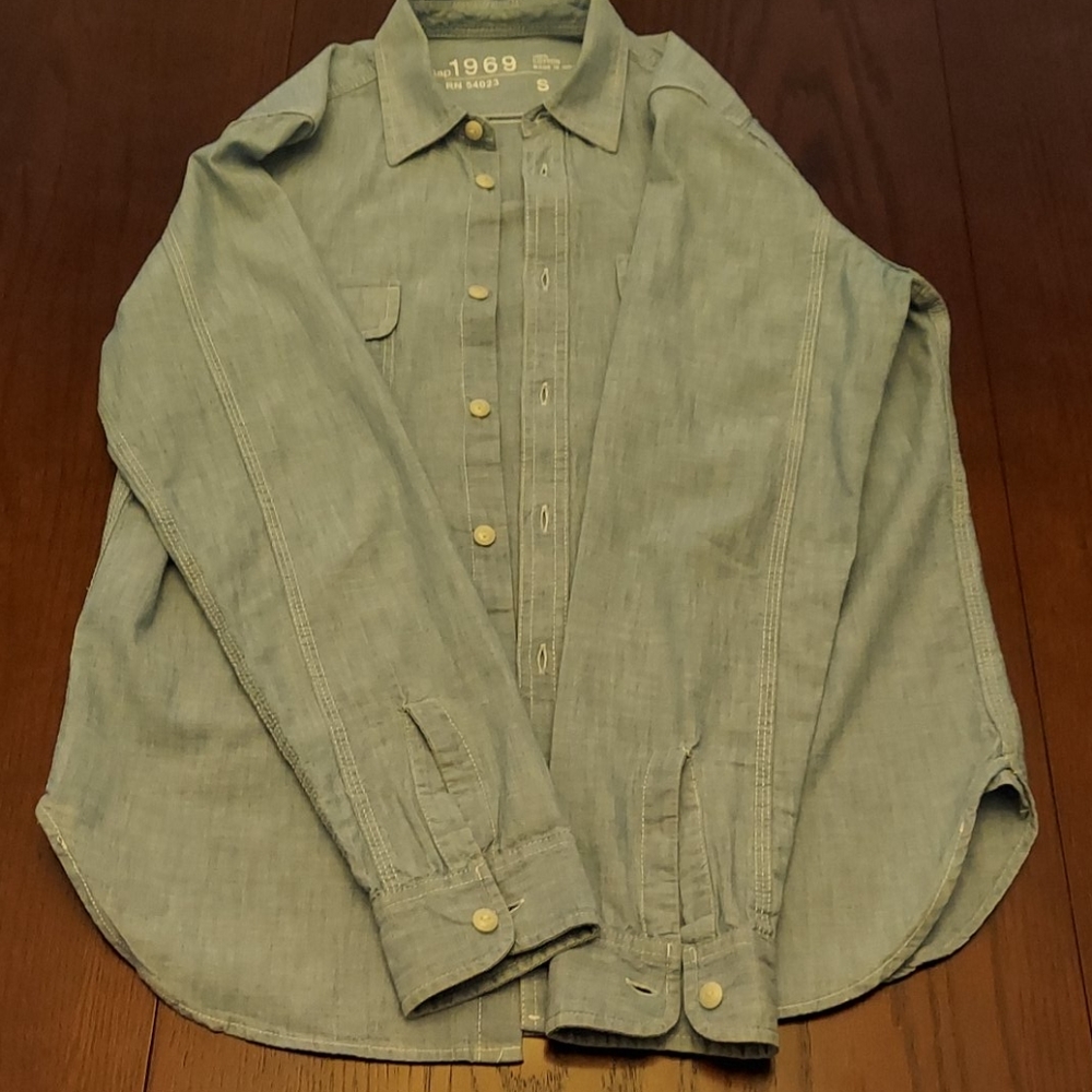 GAP Button Up - Picture 2 of 4